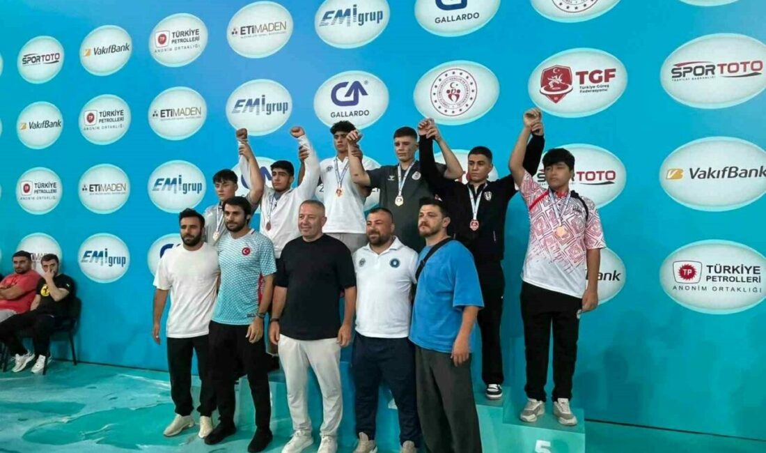 Bursa Büyükşehir Belediyespor Kulübü sporcuları, Ankara’da gerçekleştirilen Minikler Güreş Türkiye