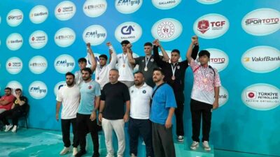 Bursa Büyükşehir Belediyespor Kulübü sporcuları, Ankara’da gerçekleştirilen Minikler Güreş Türkiye