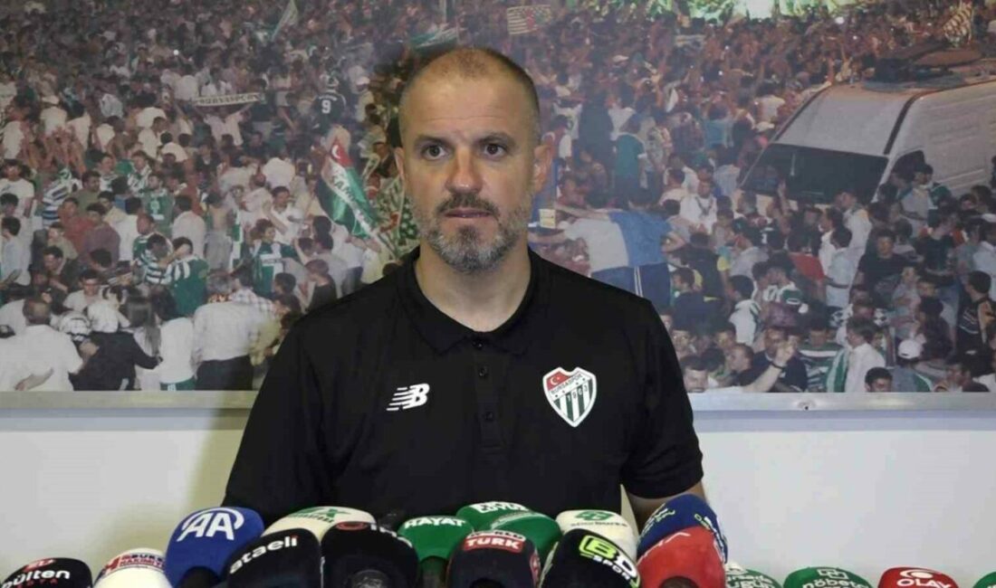 Mustafa Er: “Skordan bağımsız olarak bizim için önemli olan oyundu” Bursaspor Teknik Direktörü Mustafa Er, Shakhtar Donetsk ile 0-0 berabere