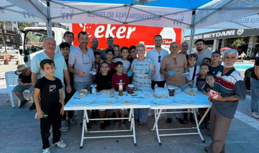 Mustafakemalpaşalıları çocukluğuna döndüren etkinlik Mustafakemalpaşa Kent Platformu ile Vatan Sevdalıları Platformu’nun ortaklaşa düzenlediği “Salçalı
