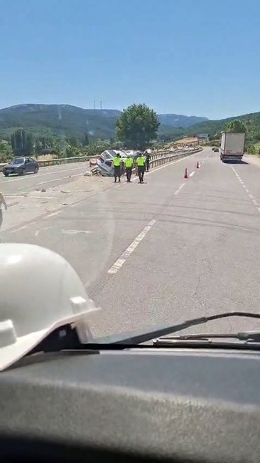 Orta refüje saplanan iki araç bariyerlerin arasında sıkıştı Bursa’nın İnegöl ilçesinde meydana gelen trafik kazasında kontrolden çıkan iki