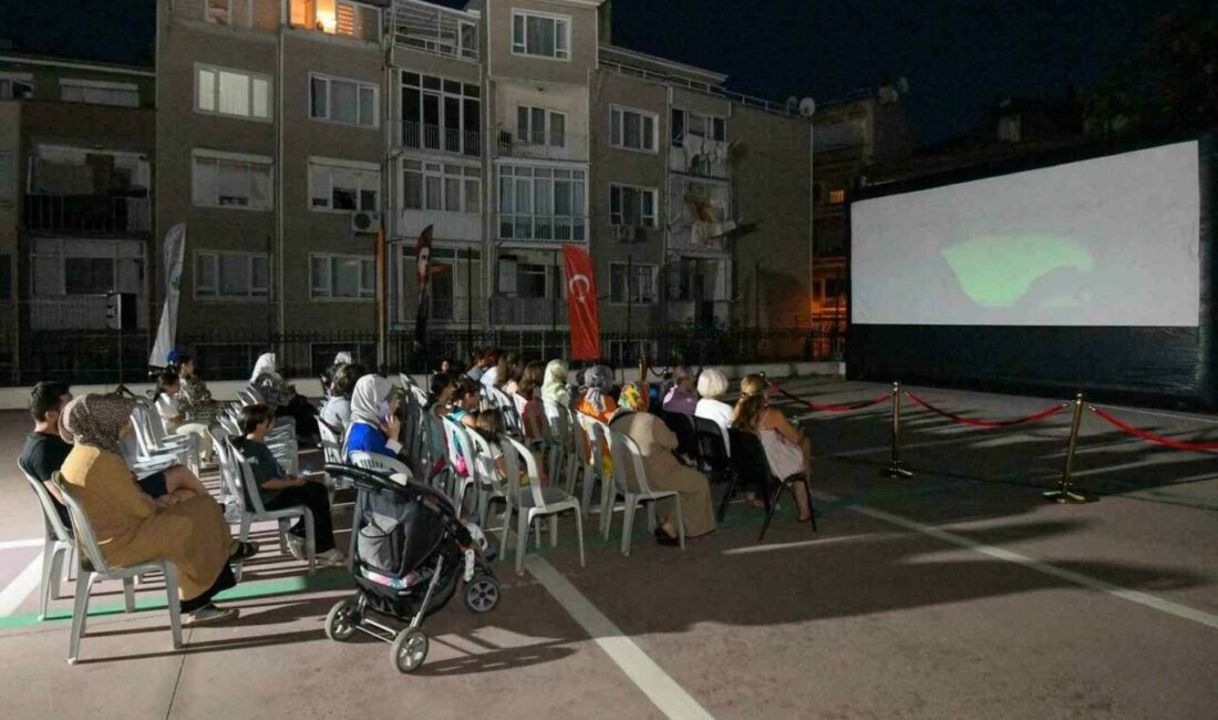 Osmangazi’de yaz akşamları açık hava sinemasıyla şenleniyor Osmangazi Belediyesi’nin “Osmangazi’de Yaz Film Gösterimleri” kapsamında Bursa Erkek Lisesi