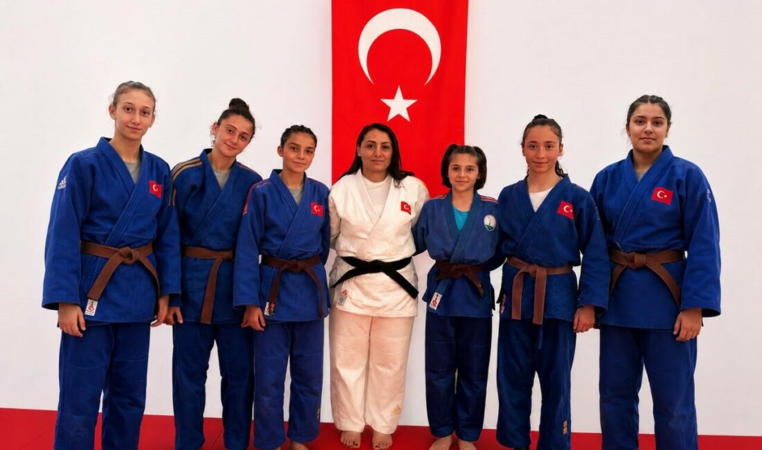 Osmangazi Belediyespor’un altyapısından yetişen 6 milli judocu ile antrenör Tuğba