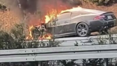 Bursa’da çevre yolunda seyir halindeki otomobil, çıkan yangında alevlere teslim