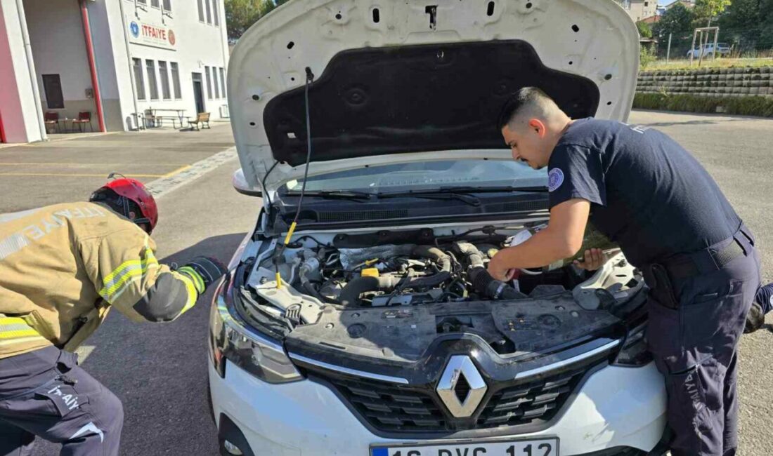 Bursa’da özel bir otomobilin motor kısmına girip sıkışan kediyi itfaiye