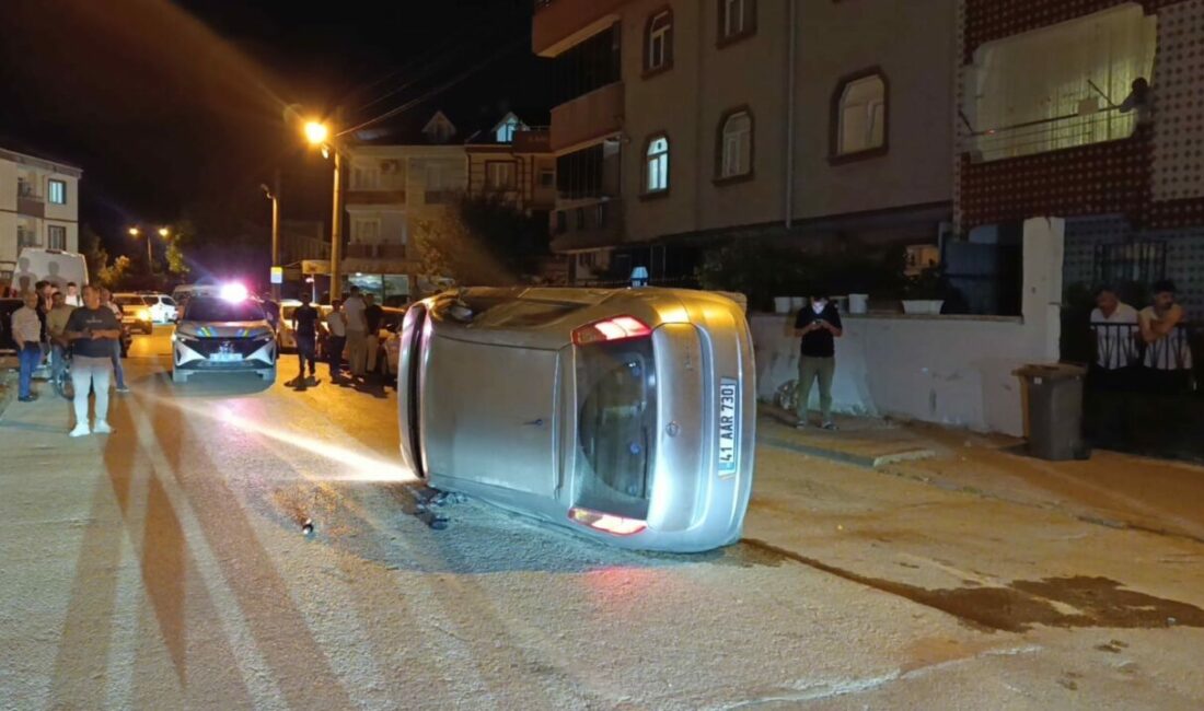 Park halindeki otomobile çarpıp yan yattı, sürücüsü olay yerinden kaçtı Bursa’nın İnegöl ilçesinde meydana gelen trafik kazasında kontrolden çıkan otomobil,