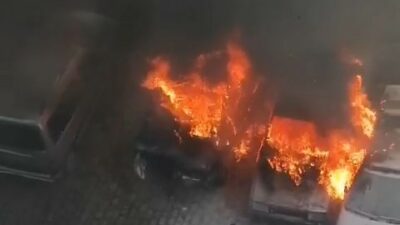 Bursa’da park halindeki üç otomobil, alev topuna döndü. Site sakinlerinin
