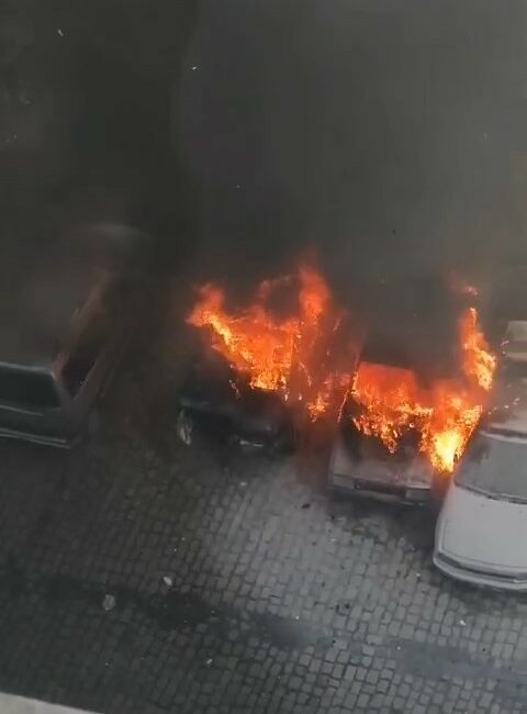 Bursa’da park halindeki üç otomobil, alev topuna döndü. Site sakinlerinin