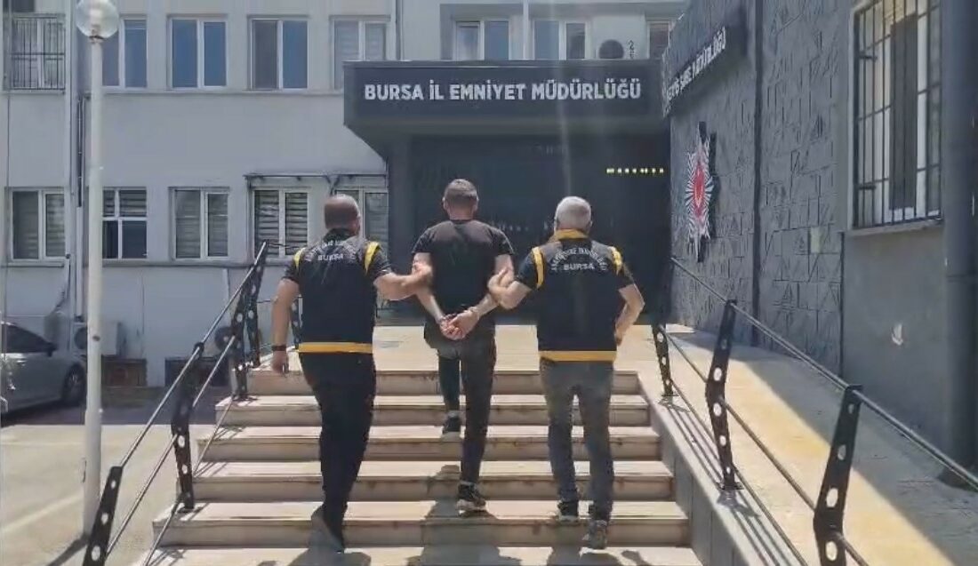 Pompalı dehşetinin şüphelisi Cinayet Büro ekiplerine yakalandı Bursa’nın Osmangazi ilçesinde, pompalı tüfekle ateş açarak 1 kişinin yaralanmasına