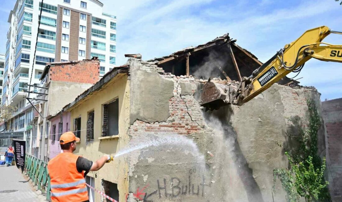 Sinandede’de dönüşümde ilk kepçe vuruldu Yıldırım Belediyesi, kentsel dönüşüm çalışmalarını aralıksız sürdürüyor. Yıldırım’ın dört bir