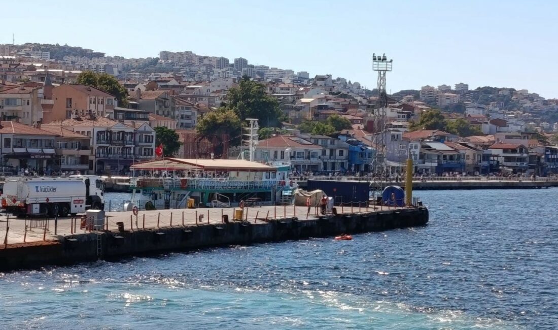 Şişme botuyla deniz açılan genç panikleyince sürüklenmeye başladı Mudanya’da şişme botuyla denizde açılınca panikleyen genç sürüklenmeye başladı.İskele görevlisinin
