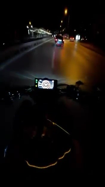 Bursa’da sollama yapmak isteyen motosikletlinin, sinyal vermeden şerit değiştiren otomobile