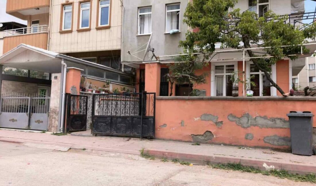 Sürgülü demir kapının altında kalan 3 yaşındaki çocuk ağır yaralandı Bursa’nın İnegöl ilçesinde apartmanın bahçesinde meydana gelen kazada, rayından çıkan