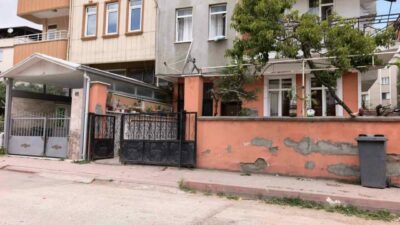 Bursa’nın İnegöl ilçesinde apartmanın bahçesinde meydana gelen kazada, rayından çıkan