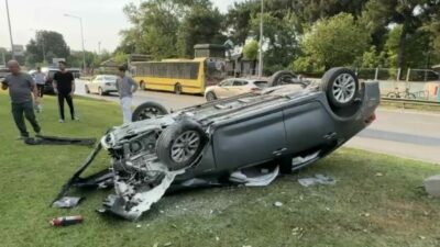 Bursa’da meydana gelen trafik kazasında 3 araç birbirine girerken, araçlardan