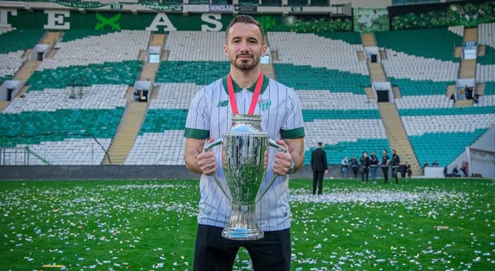 Talha Yünkuş, Bursaspor’a veda etti Bursaspor ile geçen sezon şampiyonluk sevinci yaşayan 28 yaşındaki sol