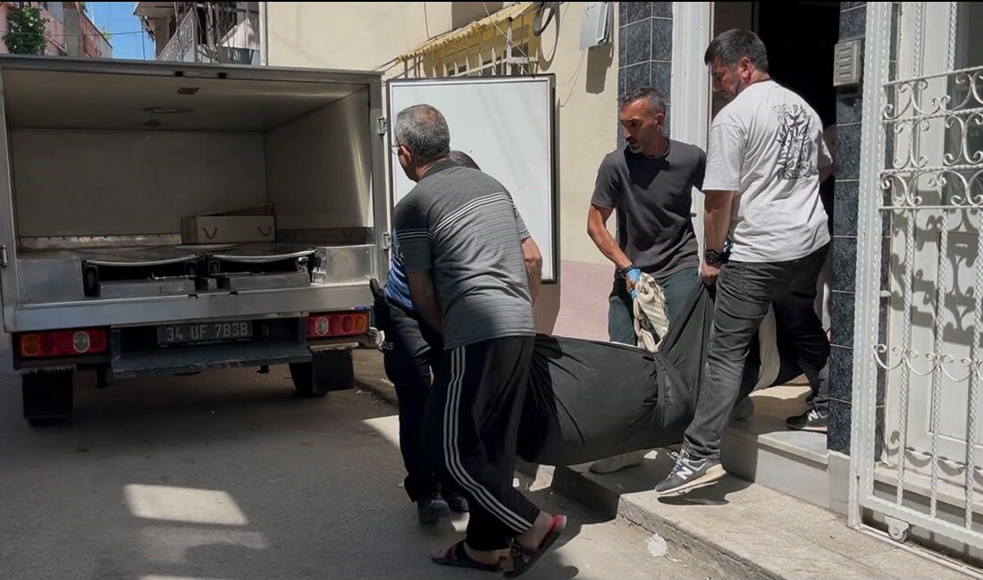 Talihsiz adam merdivenlerde can verdi… Acılı annenin feryadı yürekleri dağladı Bursa’nın Osmangazi ilçesinde evine girmek istediği sırada merdivenlerde düşerek başını