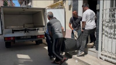 Bursa’nın Osmangazi ilçesinde evine girmek istediği sırada merdivenlerde düşerek başını
