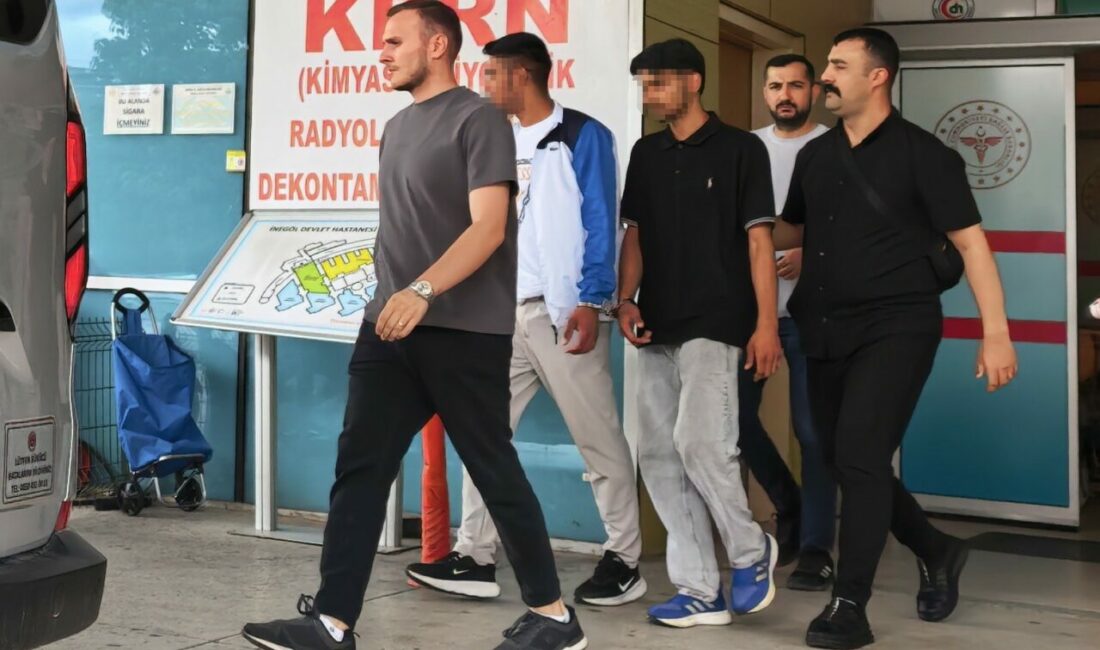 Tekme tokat dövdükleri gencin kolyesini çalıp kaçtılar Bursa’nın İnegöl ilçesinde tartıştıkları genci darbedip boynundaki gümüş kolyeyi çalarak