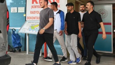 Bursa’nın İnegöl ilçesinde tartıştıkları genci darbedip boynundaki gümüş kolyeyi çalarak