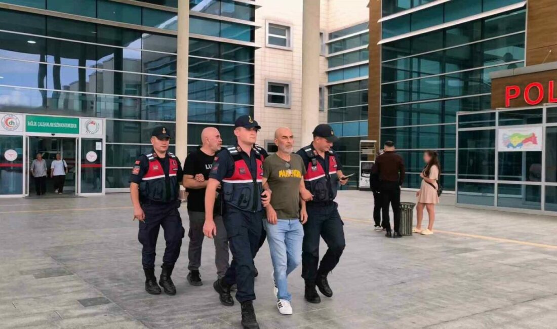 Ünlü yönetmen Ezel Akay ve kardeşi adliyeye sevk edildi Bursa’nın İnegöl ilçesinde uyuşturucu operasyonunda yakalanarak gözaltına alınan Türkiye’nin ünlü