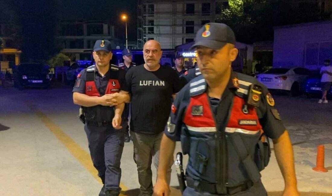 Uyuşturucudan gözaltına alınan Ezel Akay’ın kenevir tarlasına çevirdiği evinden şok görüntüler Bursa’da jandarma tarafından uyuşturucu ticareti yaptığı gerekçesiyle gözaltına alınan ünlü