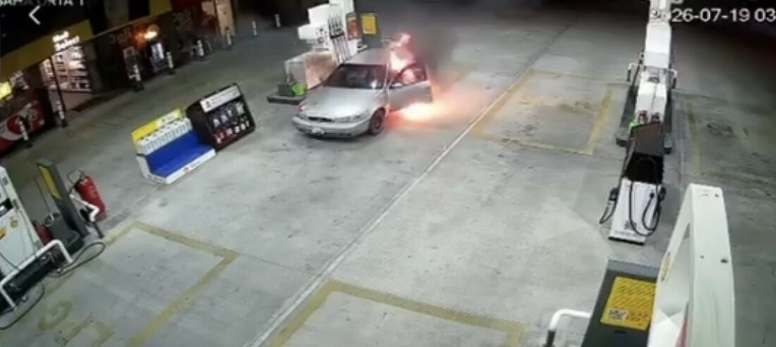 Yakıt almaya geldi, aracı alev topuna döndü Bursa-İstanbul yolu üzerindeki bir akaryakıt istasyonunda yakıt aldığı sırada otomobili