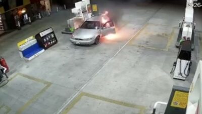 Bursa-İstanbul yolu üzerindeki bir akaryakıt istasyonunda yakıt aldığı sırada otomobili