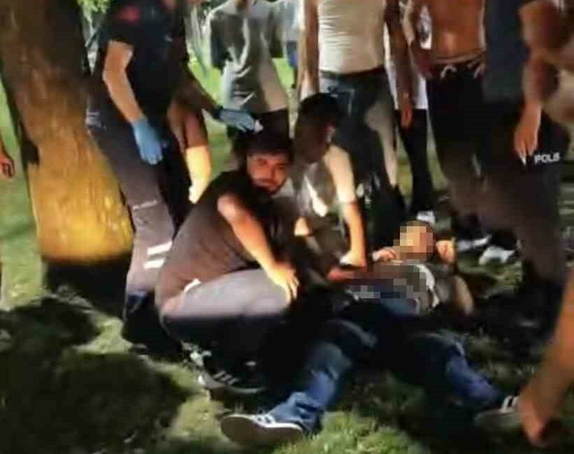‘Yan baktın’ kavgası kanlı bitti: 1 yaralı Bursa’da iddiaya göre parkta ‘Yan bakma’ meselesinden kavga çıktı. Çıkan