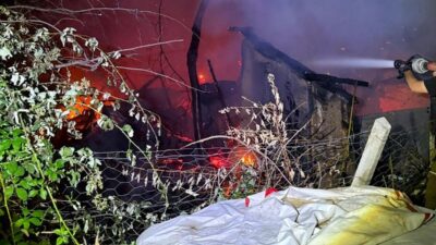 Bursa’nın İnegöl ilçesinde gece saatlerinde çıkan baraka yangını faciayla sonuçlandı.