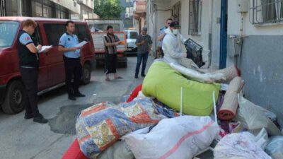Bursa’da Yıldırım Belediyesi ekipleri, Kazım Karabekir Mahallesi’nde çöp eve olarak