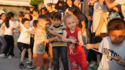 Yıldırım Belediyesi’nin düzenlediği ‘Geleneksel Mahalle Çocuk Şenlikleri’, Sakarya Mahallesi’nde minikleri