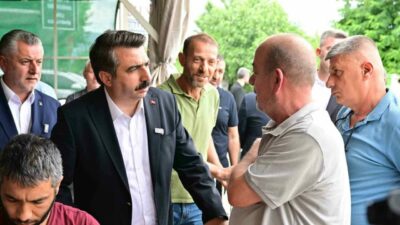 Bursa’da Yıldırım Belediye Başkanı Oktay Yılmaz, Samanlı Mahallesi’nde vatandaşlarla bir