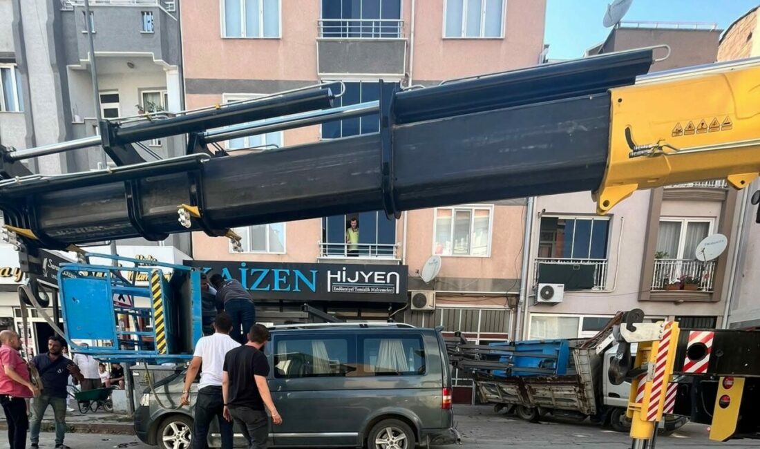 Yük asansörü minibüsün üzerine devrildi Bursa’nın İnegöl ilçesinde meydana gelen olayda ev eşyası taşımak için