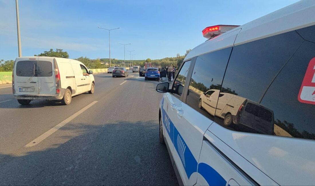 Alev alan otomobil zeytinlik alana sıçramadan söndürüldü Bursa’da seyir halindeki araç henüz bilinmeyen bir nedenle alev aldı.