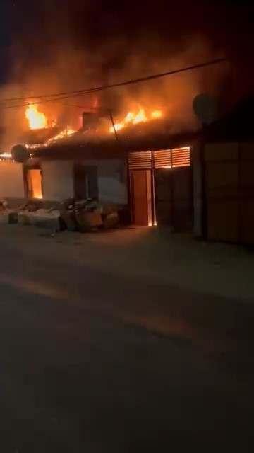 Bursa’nın Karacabey ilçesine bağlı Bakırköy Mahallesi’nde bir evde yangın çıktı.