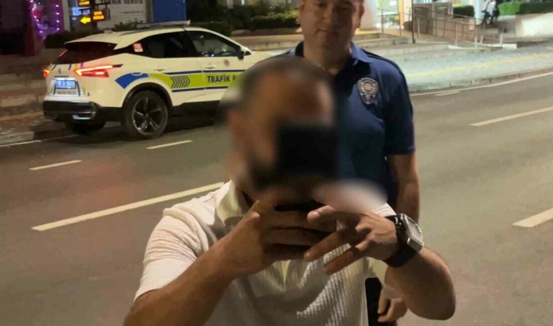Alkollü sürücüden ilginç hareketler.. Yüzünü sakladı, basın mensubunu kayda alıp küfür etti Bursa’da alkol denetimine takılan sürücü, görevini yapan basın mensubunu görünce
