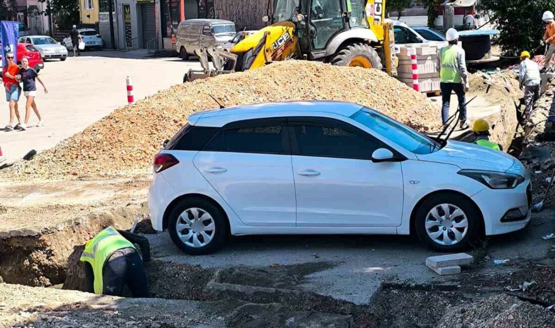 Araç sahibine ulaşılamayınca otomobilin etrafını kazdılar Bursa’nın Osmangazi ilçesinde yer altı elektrik hattı çalışması yapan UEDAŞ