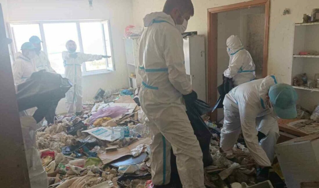 Balkan Mahallesi’nde evden 28 ton çöp çıkarıldı Nilüfer Belediyesi ekipleri, Balkan Mahallesi’ndeki bir evi temizledi. Evden çıkarılan