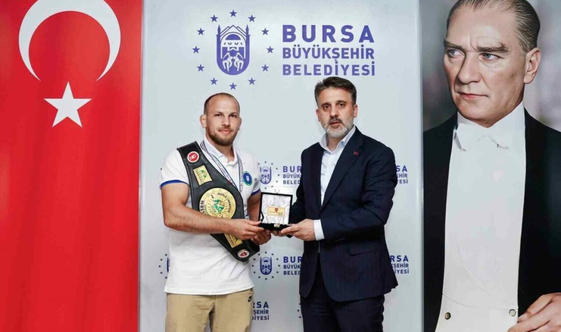 Başkan Vekili Biba’dan dünya şampiyonu güreşçiye tebrik Bursa Büyükşehir Belediyesi Başkan Vekili Şahin Biba, Keçiören Büyükler Karakucak