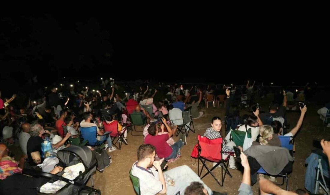 Binlerce kişi Perseid meteor yağmurunu izlemek için Yenişehir’e akın etti Bursa’da Perseid meteor yağmurunu izlemek isteyen binlerce kişi, Yenişehir ilçesindeki