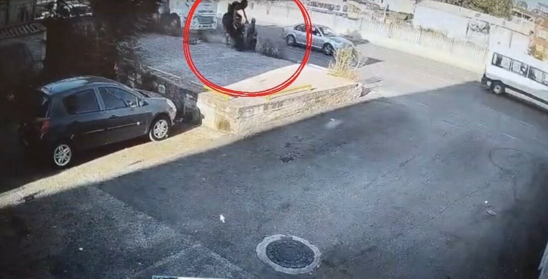 Bir adımla hayata tutundu, motosikletli duvara çarparak can verdi Bursa’da kaldırımda yürüyen bir yaya, saniyelerle ölümden kurtuldu. Kontrolden çıkan