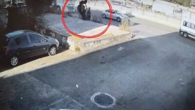 Bursa’da kaldırımda yürüyen bir yaya, saniyelerle ölümden kurtuldu. Kontrolden çıkan