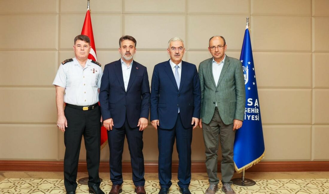 Bursa İl Jandarma Komutanı Tataroğlu’na veda: Yeni görevi İstanbul oldu Bursa Valisi Erol Ayyıldız ve AK Parti Bursa Milletvekili Mustafa