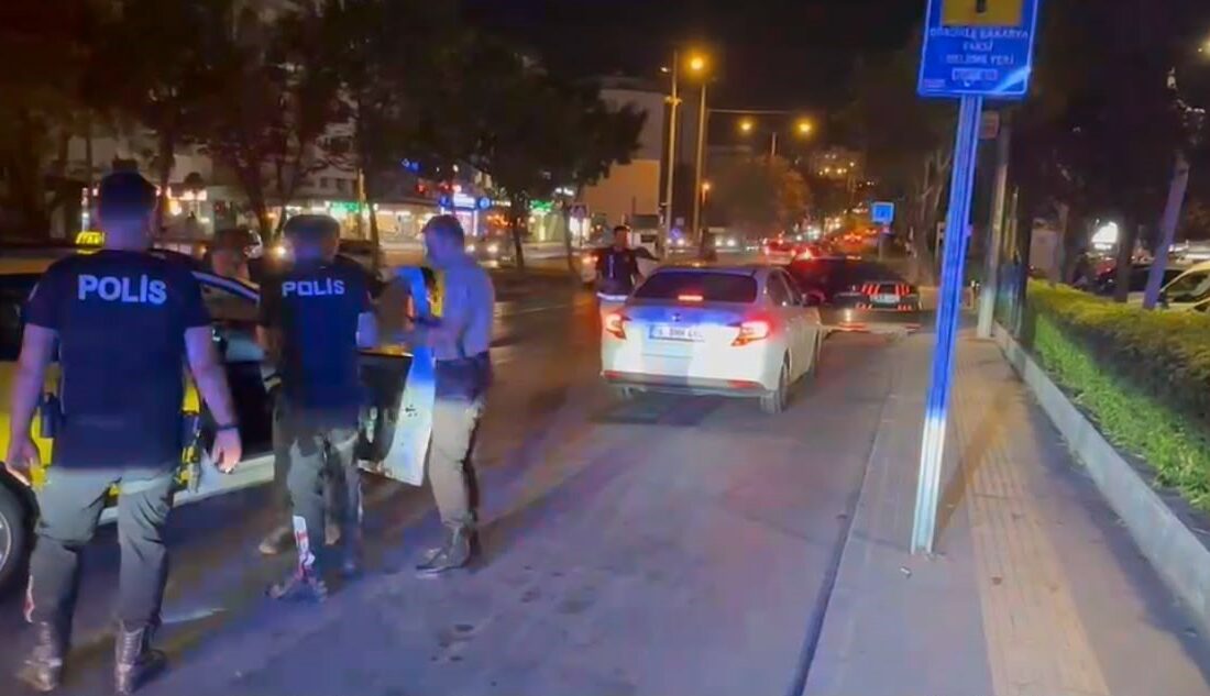 Bursa’da 2 saatte 2 bin 569 kişi sorgulandı: 9 aranan şahıs yakalandı Bursa’da polis ekiplerince gerçekleştirilen uygulamada 2 bin 569 şahsın UYAP