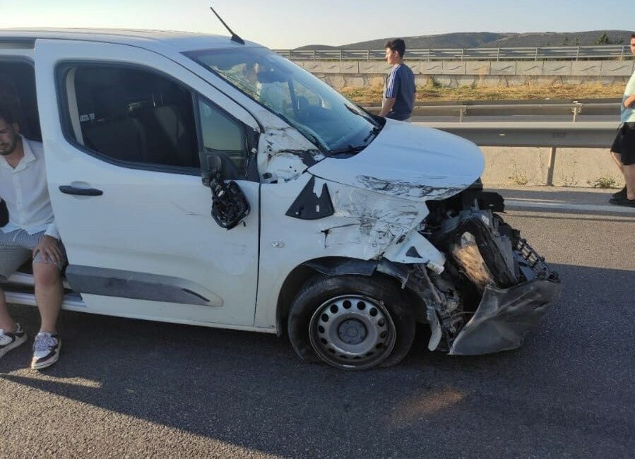 Bursa’da 5 araçlı zincirleme kaza: 1 yaralı Bursa-Balıkesir Karayolu’nun Gölkıyı mevkiinde meydana gelen zincirleme trafik kazasında bir