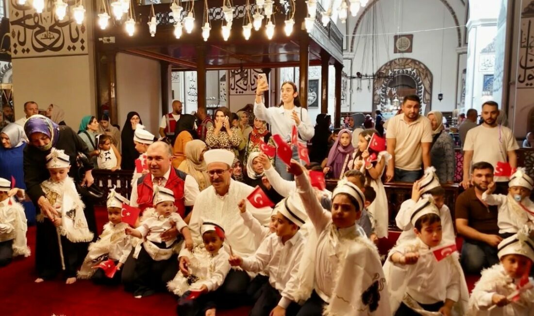 Bursa’da 530 yıllık sünnet geleneği yaşatıldı Vakıflar Genel Müdürlüğü tarafından 81 ilde düzenlenen sünnet şölenleri kapsamında
