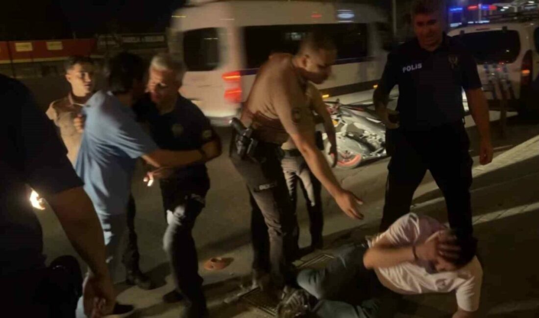 Bursa’da alkollü şahsın “Futbolcu” performansı: Kimse dokunmadı, kendini yere bıraktı Bursa’nın Yıldırım ilçesi Ankara Yolu Caddesi üzerinde taksiye binen iki