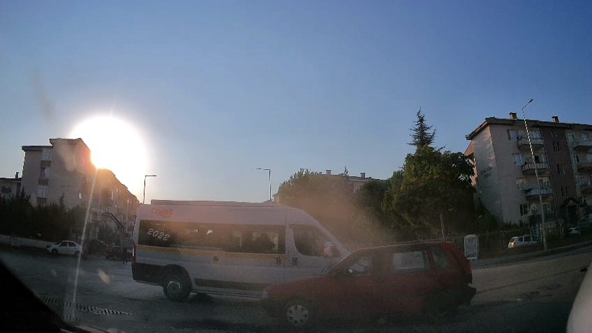Bursa’da feci kaza: 1’i ağır 4 yaralı Bursa’nın İnegöl ilçesinde servis minibüsü, otomobil ve cipin karıştığı zincirleme