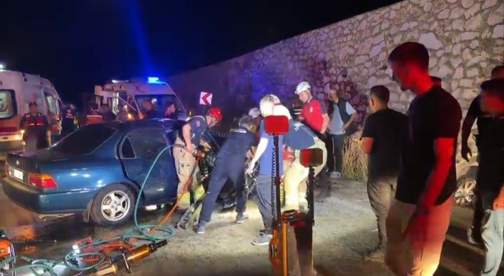 Bursa’da iki otomobil kafa kafaya çarpıştı: 5 yaralı, 2 ölü Bursa’nın İznik ilçesinde iki otomobilin kafa kafaya çarpıştığı trafik kazasında